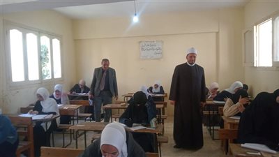 رئيس منطقة الإسكندرية الأزهرية يتابع انطلاق امتحانات النقل الثانوي بمعاهد العامرية