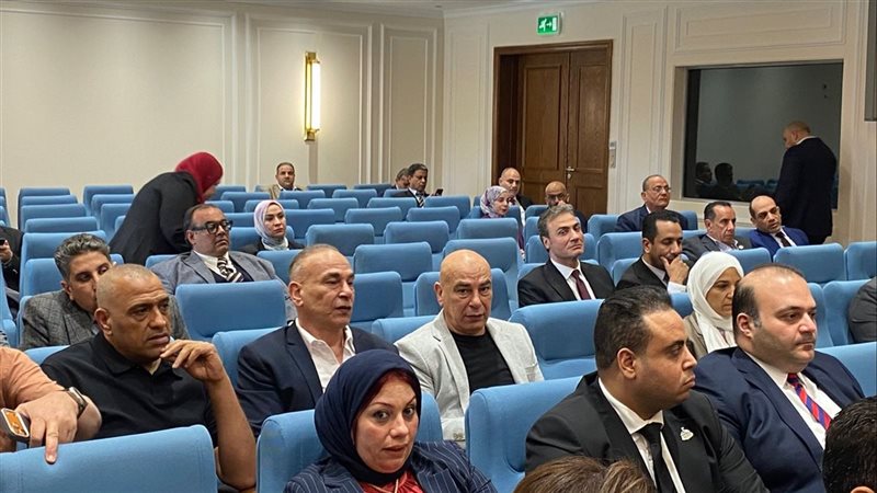 حسام حسن في اجتماع