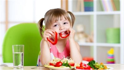 أخطاء شائعة في تغذية الأبناء، عادات يومية قد تضر بصحتهم 