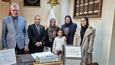 بعد نشر فيتو لقصته، عميد طب بنها يكرم والدة طفل العناية المركزة