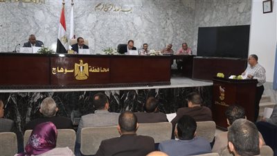 محافظ سوهاج يناقش معدلات الأداء في ملفات التقنين والتصالح 