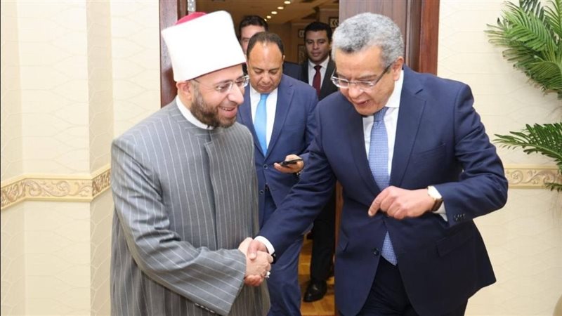 وزير الأوقاف يلتقي