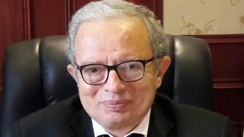 الدكتور حسين عيسى،