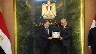 النائب العام يُكرم مدير النيابات تقديرًا لجهوده المتميزة في إدارة الملفات الاقتصادية