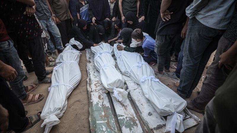 فلسطينيون يشيعون