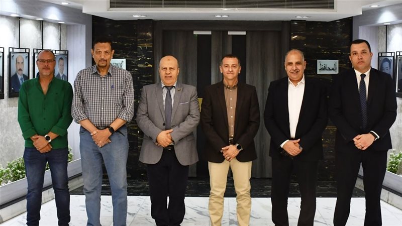 محافظ أسوان يلتقى