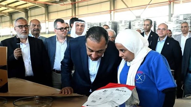 رئيس الوزراء فى مصنع