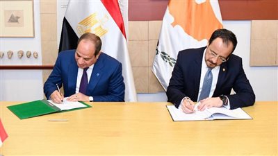 قمة مصرية قبرصية بنيقوسيا.. السيسي ونيكوس يوقعان إعلان ترفيع العلاقات بين البلدين إلى مستوى الشراكة الاستراتيجية.. يبحثان مستجدات ربط حقول الغاز القبرصية بالبنية التحتية المصرية