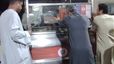 ضبط عاملين وغلق المحل فى واقعة العثور على برص داخل طاجن كشرى بسوهاج 