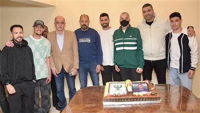 بعد عودته من رحلته العلاجية، النحاس ووفد من المصري يزور ياسر يحيى (صور)