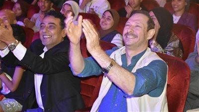 أيمن الشيوي يشهد عرض «ابن الأصول» على مسرح ميامي وسط حضور جماهيري كامل العدد 
