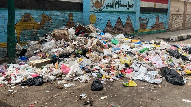 تلال القمامة تحاصر