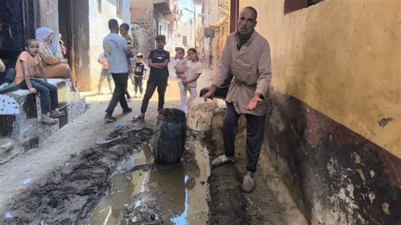 معاناة أهالي عزب