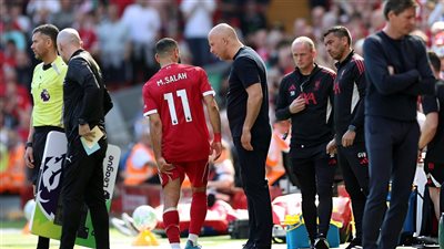 جهاز منتخب مصر يطمئن على محمد صلاح بعد إصابته في مباراة كريستال بالاس