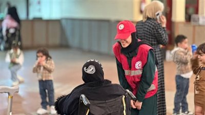 الهلال الأحمر المصري يدفع بـ182 قافلة إغاثية لغزة ويستقبل الدفعة 38 من المصابين الفلسطينيين