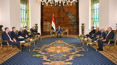 نشاط الرئيس اليوم، السيسي يستقبل مساعد بوتين ويتقدم مشيعي جنازة والد مدبولي (فيديو وصور)