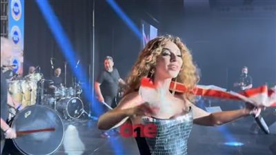  رفع العلم اللبناني وتحدي الشعر، أبرز اللقطات من حفل ميريام فارس بالمكسيك (فيديو)