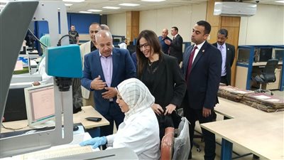 وزيرة الثقافة تتفقد دار الكتب والوثائق القومية وتطلع على أحدث أجهزة المسح الضوئي 