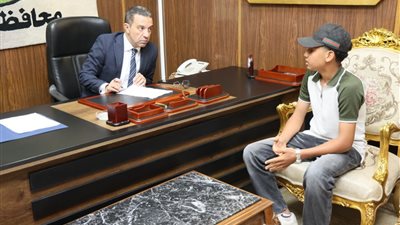 محافظ المنوفية يلتقي عددا من المواطنين ويوجه بحلول فورية لشكواهم