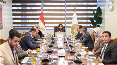 وزيرة التنمية المحلية والبيئة تتابع الموقف التنفيذي لعدد من المشروعات الخدمية