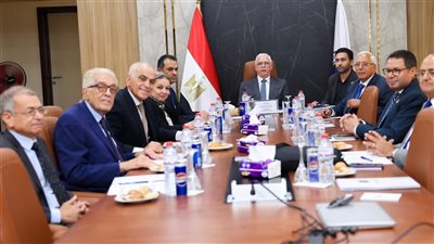 مجلس أمناء جامعة المنصورة الأهلية يناقش التوسع الأكاديمي وخطط التطوير الإداري