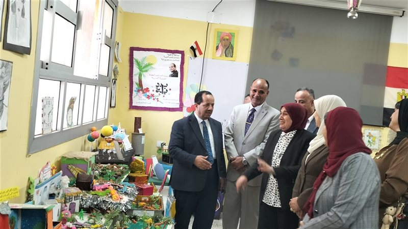 تفقد معرض الأنشطة