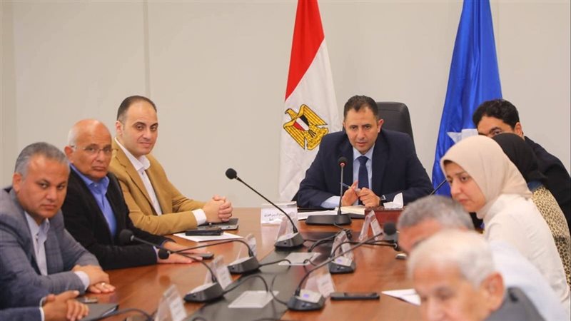 محافظ دمياط يجتمع