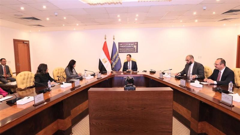 وزير الاتصالات خلال