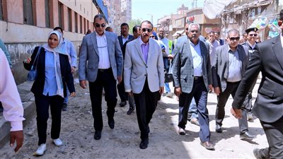 محافظ سوهاج يرفض مغادرة قرية بيت علام قبل التأكد من سلامة مياه الشرب (فيديو)