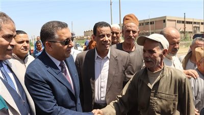 محافظ القليوبية يتفقد موسم حصاد القمح بمدينة قها 