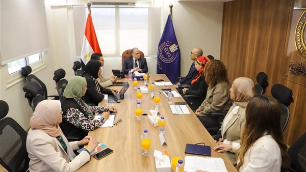 رئيس هيئة الدواء يبحث تعزيز الاستثمار وتوطين الصناعة الدوائية في مصر