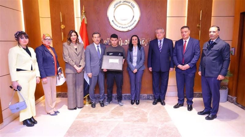 وزيرة التضامن توزع