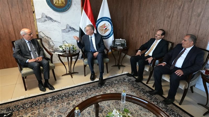بدوي أثناء اللقاء،فيتو
