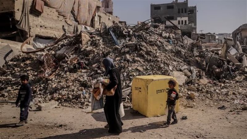سيدة فلسطينية وأطفالها