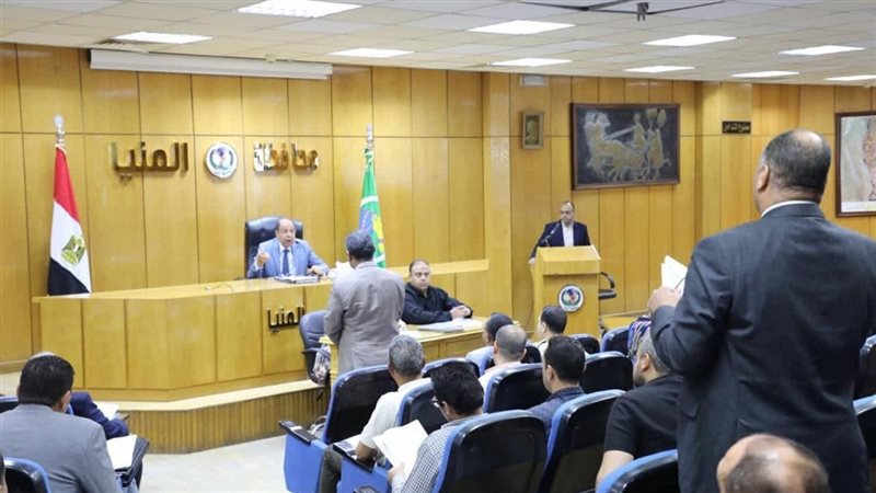  محافظ المنيا يناقش