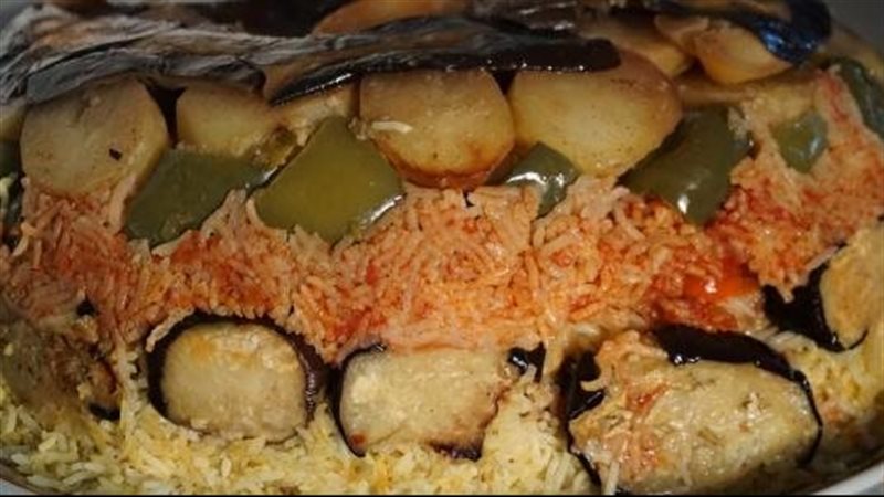 مقلوبة القرنبيط بالباذنجان