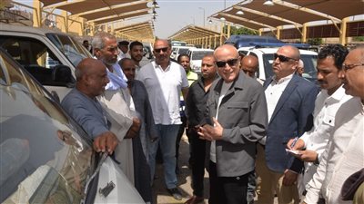 جولة موسعة لمحافظ الأقصر بالعوامية والنزهة وصلاح الدين (صور)