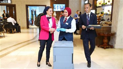 مطار القاهرة يحتفل بعيد العمال ويوزع هدايا على العاملين 