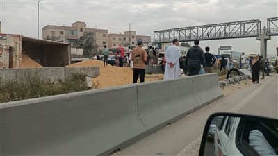 مصرع وإصابة 5 أشخاص في انقلاب مقطورة على سيارة بـ 