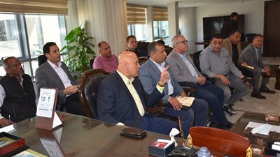 نائب وزير الإسكان يتفقد مشروعات المرافق بالقاهرة الجديدة 