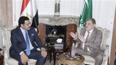 الخبير الاقتصادي عاطف حسان ينضم للوفد ويطرح استراتيجية للتعافي الاقتصادي