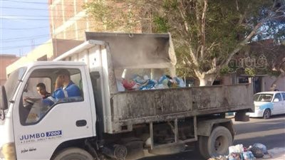 رفع القمامة بطريق المطار والعجارمة على مدار 24 ساعة في مطروح 