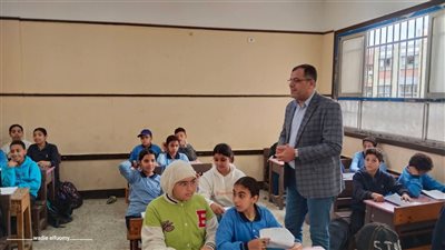 مدير تعليم دمياط يتابع انطلاق امتحانات شهر أبريل بمدرسة الفاروق عمر