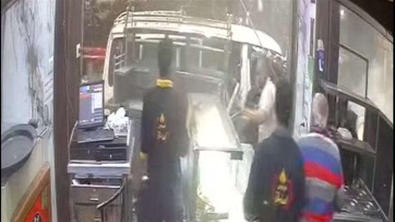 اصطدام ميكروباص بمطعم