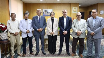 محافظ الوادي الجديد تناقش مشروعي الواحات الخضراء وتثبيت الكثبان الرملية مع نقيب الزراعيين