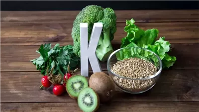 أخصائي تغذية علاجية يكشف أهمية فيتامين K ومخاطر نقصه بالجسم