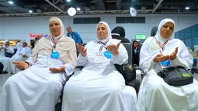 مغادرة أول فوج من حجاج القرعة إلى الأراضي المقدسة (صور)