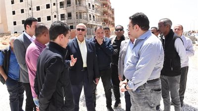 نائب وزيرة الإسكان يتفقد مشروعات المرافق بمدينة القاهرة الجديدة