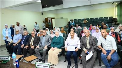 طب أسيوط تُكرم العاملين بقطاع الدراسات العليا 
