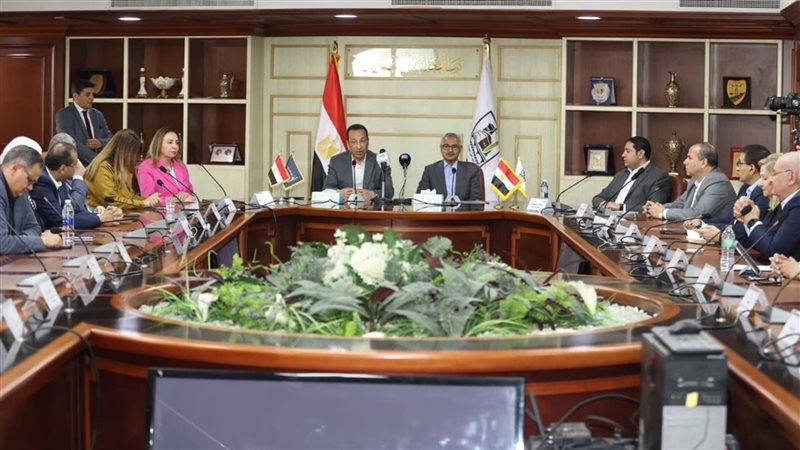 اجتماع وزير الاتصالات